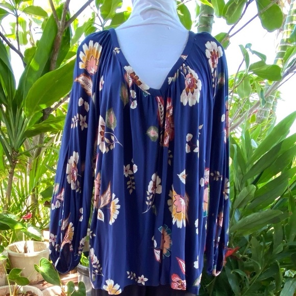 6 for $20 ❤️Old navy navy and flora blouse - Picture 1 of 7